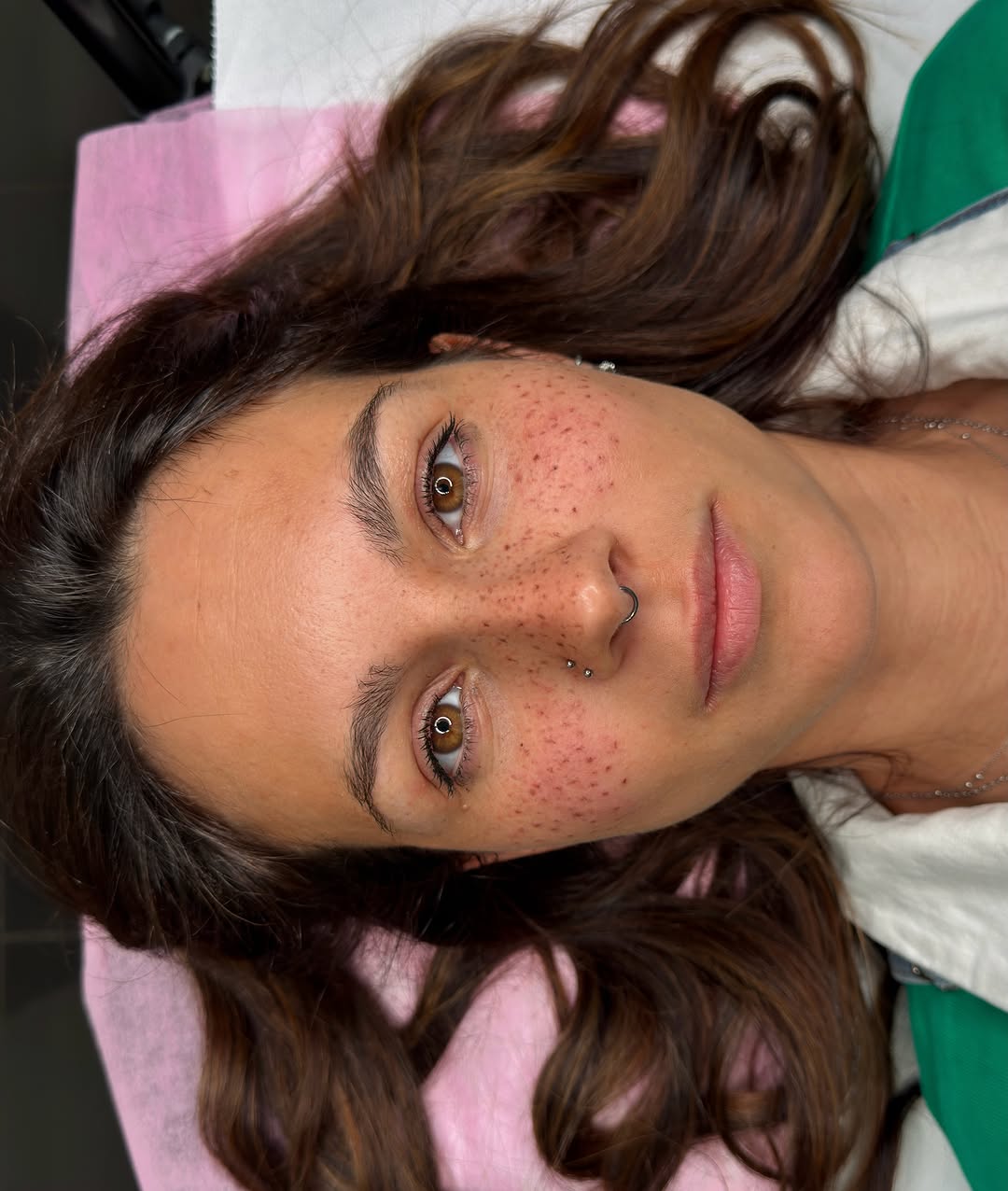 Risultato naturale di lentiggini in trucco permanente