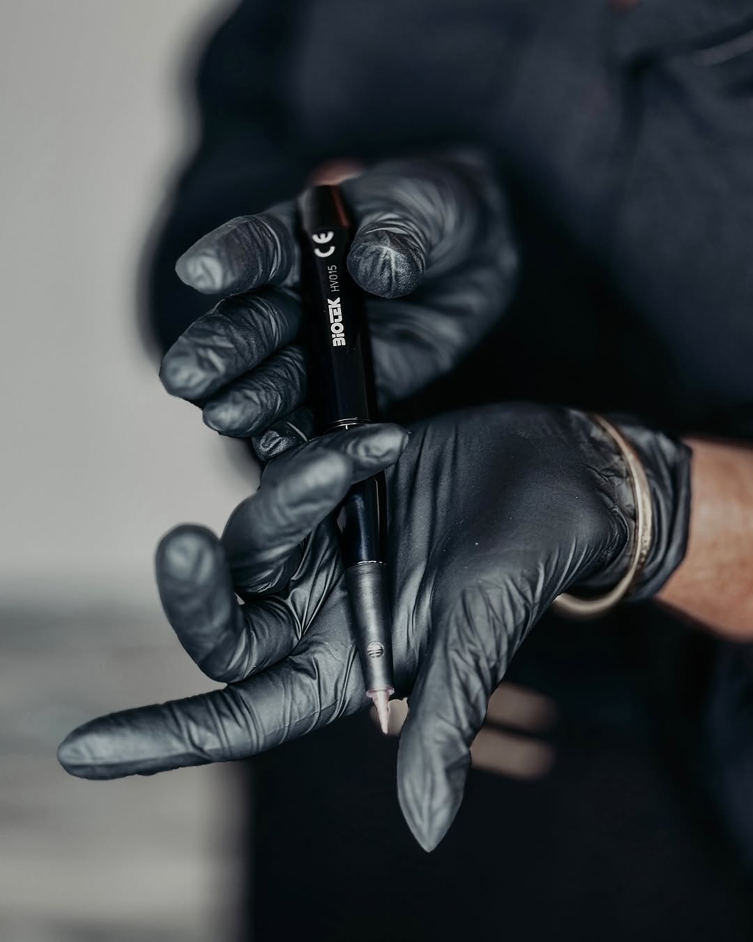 Le mani di Stefania Vivaldi con il dermografo per il trucco permanente