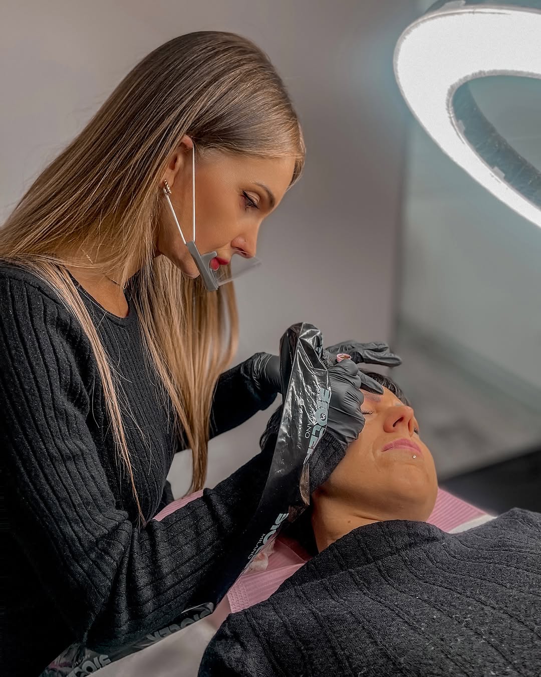 Stefania Vivaldi durante un trattamento di trucco permanente
